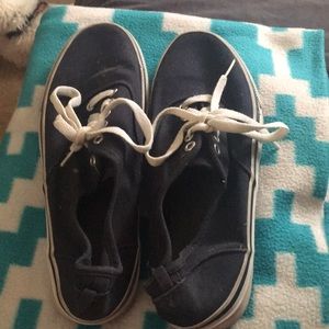 Low top shoes